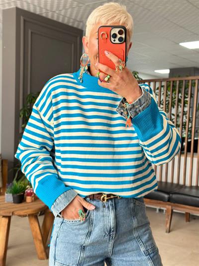 BLUE AND CREAM STRIPED OVERSIZE KNIT SWEATER