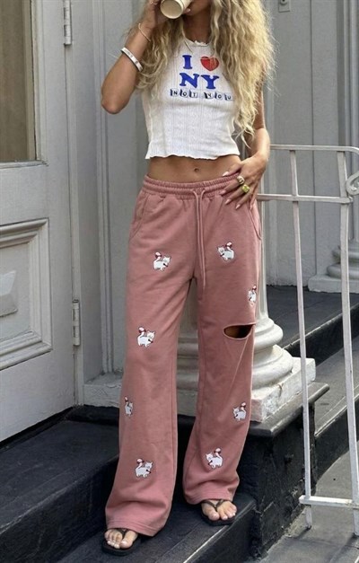 PEMBE YIRTIK DETAYLI KEDİ BASKILI EŞOFMAN
