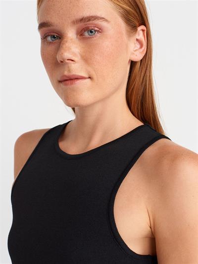 SİYAH AKSESUAR DETAYLI YIRTMAÇLI TRİKO ELBİSE