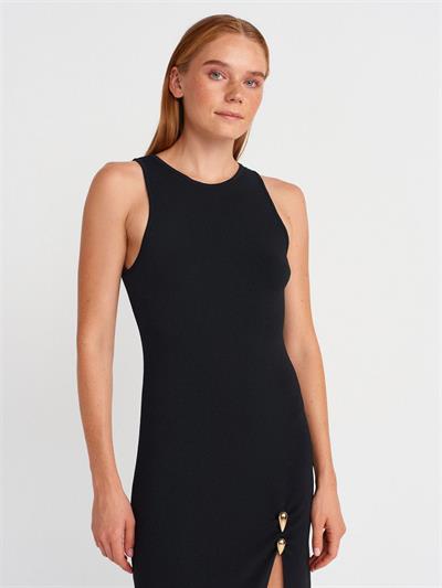 SİYAH AKSESUAR DETAYLI YIRTMAÇLI TRİKO ELBİSE