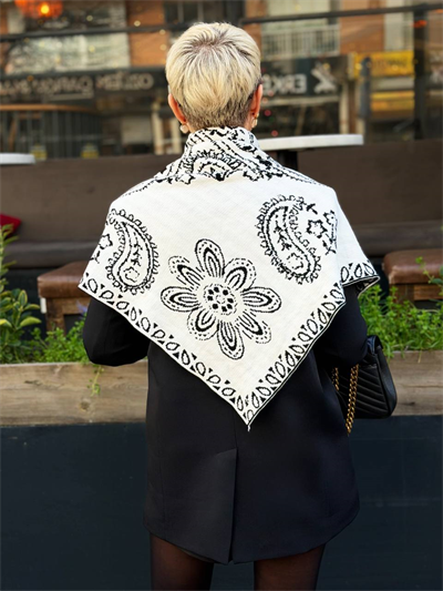 SİYAH BEYAZ DESENLİ ÜÇGEN ŞAL