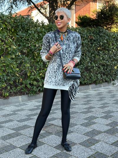 SİYAH BEYAZ DESENLİ YANI PÜSKÜLLÜ KAZAK