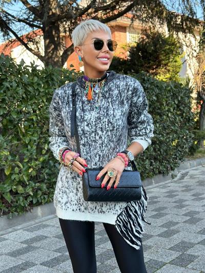 SİYAH BEYAZ DESENLİ YANI PÜSKÜLLÜ KAZAK