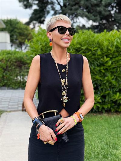 SİYAH GOLD DÜĞMELİ TRİKO YELEK