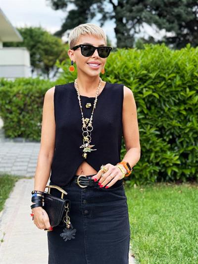 SİYAH GOLD DÜĞMELİ TRİKO YELEK