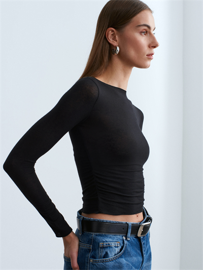 SİYAH KAYIK YAKA BÜZGÜLÜ TOP