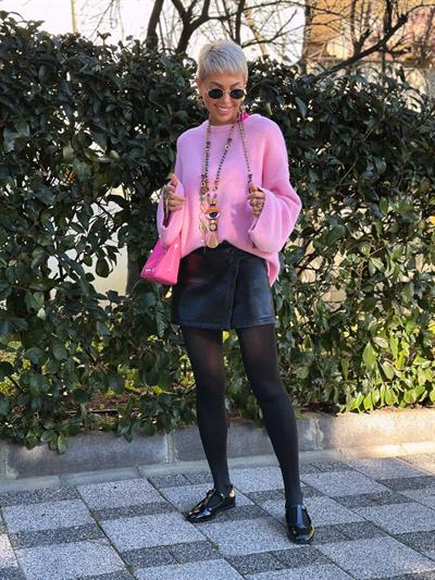 SİYAH PARLAK GÖRÜNÜMLÜ ŞORT ETEK