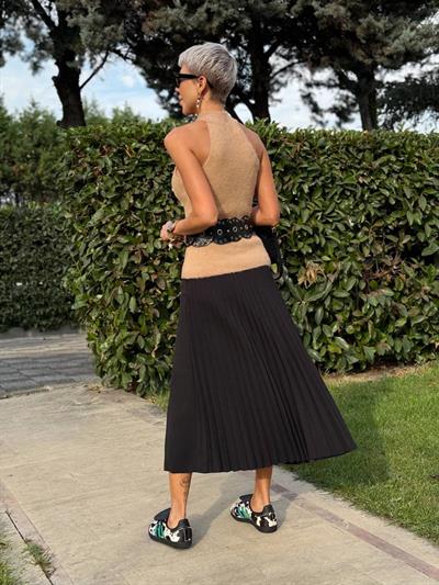 SİYAH PİLELİ YIRTMAÇLI ŞORT ETEK 