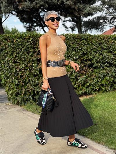 SİYAH PİLELİ YIRTMAÇLI ŞORT ETEK 