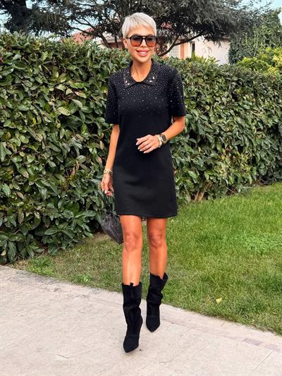 SİYAH POLO YAKA TAŞ BASKILI TRİKO ELBİSE