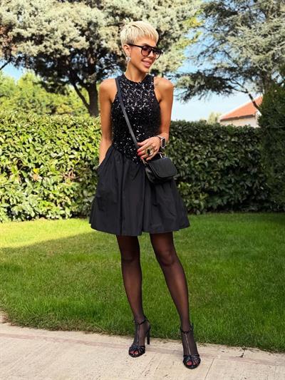 SİYAH PUL PAYETLİ TAFTA KISA ELBİSE