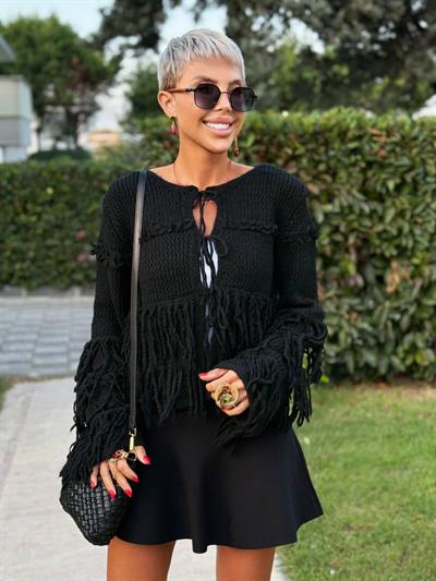 SİYAH PÜSKÜLLÜ TRİKO HIRKA