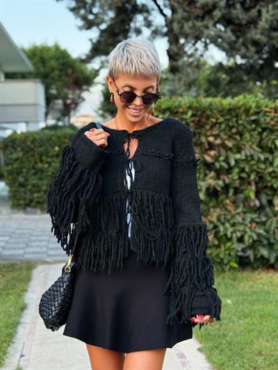 SİYAH PÜSKÜLLÜ TRİKO HIRKA