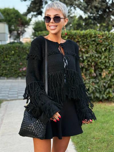 SİYAH PÜSKÜLLÜ TRİKO HIRKA