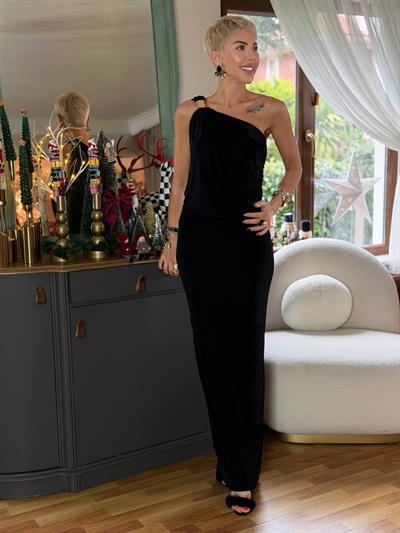 SİYAH TEK OMUZ DRAPE DETAY ELBİSE