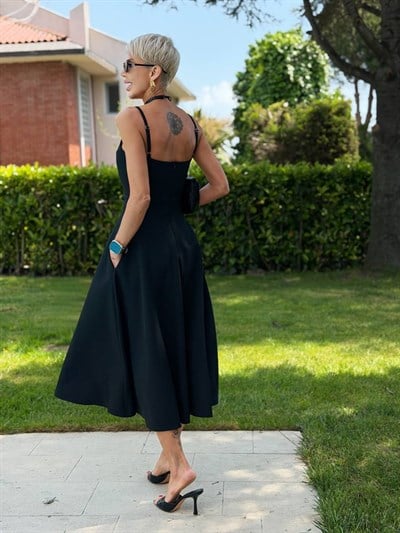 SİYAH V YAKA CUT OUT DETAYLI MIDI ELBİSE