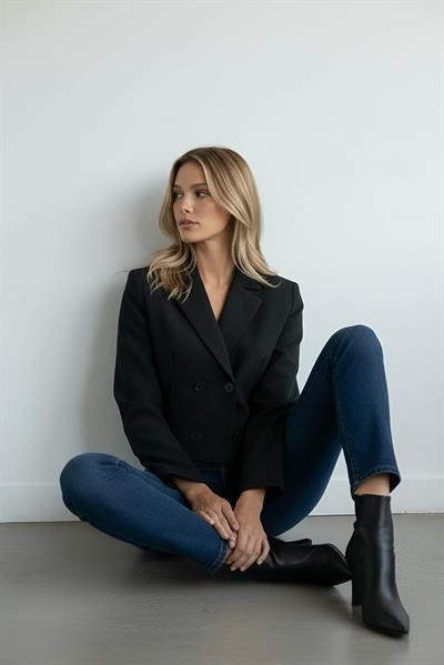 SİYAH VATKALI KISA BLAZER CEKET 