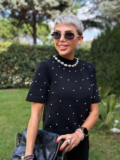 SİYAH YAKASI TAŞ DETAYLI İNCİ ÇAKIM KISA KOL TRİKO BLUZ 