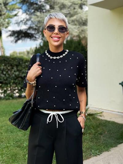 SİYAH YAKASI TAŞ DETAYLI İNCİ ÇAKIM KISA KOL TRİKO BLUZ 