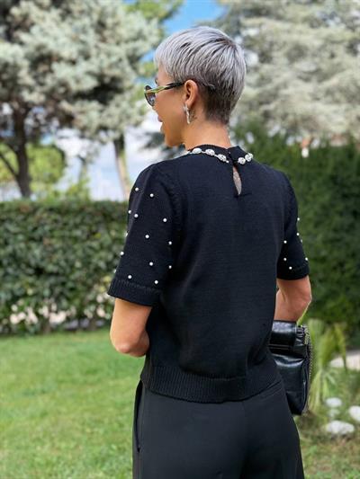 SİYAH YAKASI TAŞ DETAYLI İNCİ ÇAKIM KISA KOL TRİKO BLUZ 