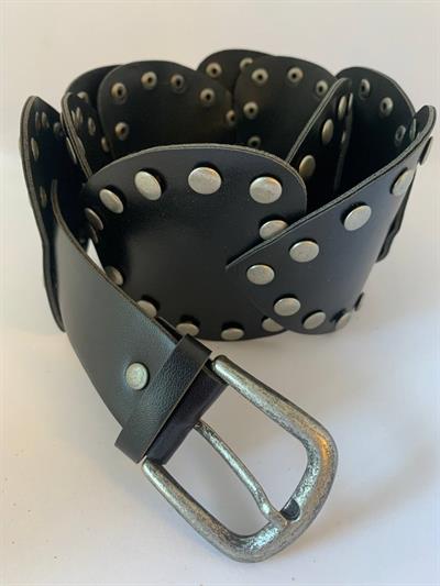 SİYAH ZIMBALI KALPLİ KEMER