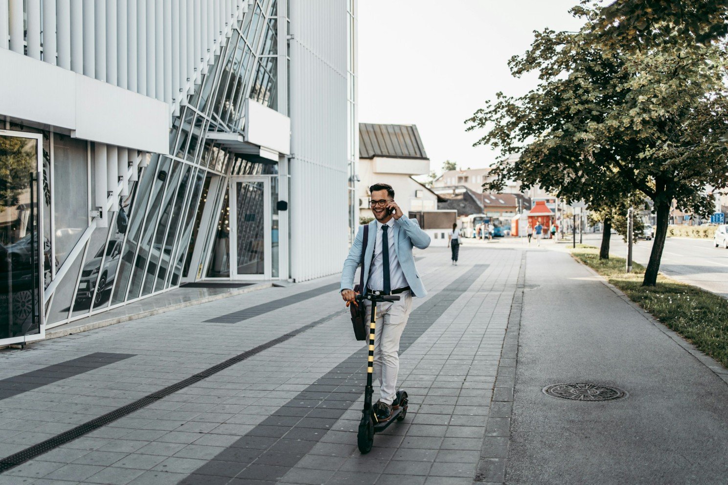 Elektrikli scooter ile ofis içi mobilite