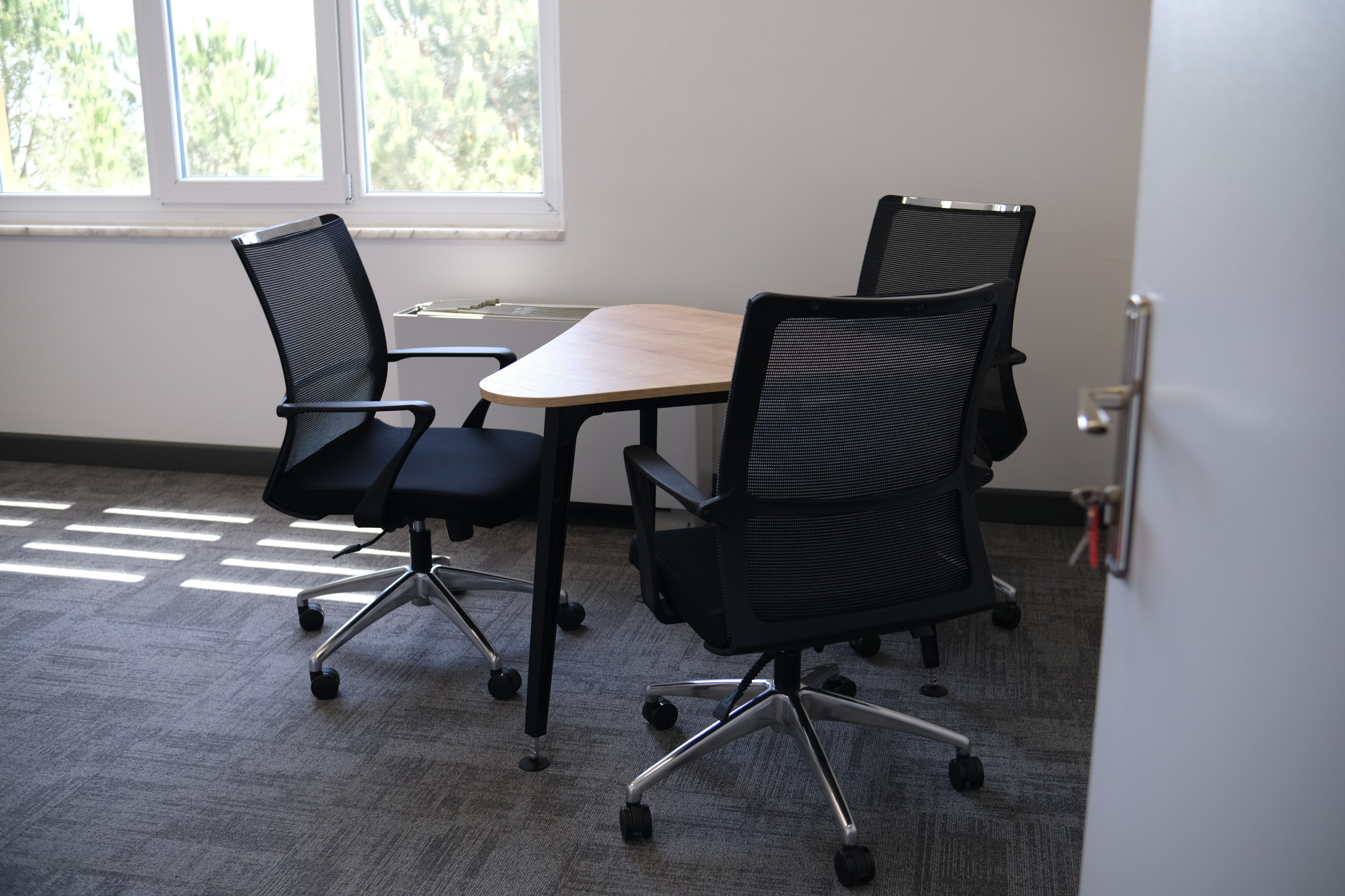 Modern müdür odası, ahşap yönetici masası ve ergonomik koltuklar | Gasell TÜBİTAK Projesi