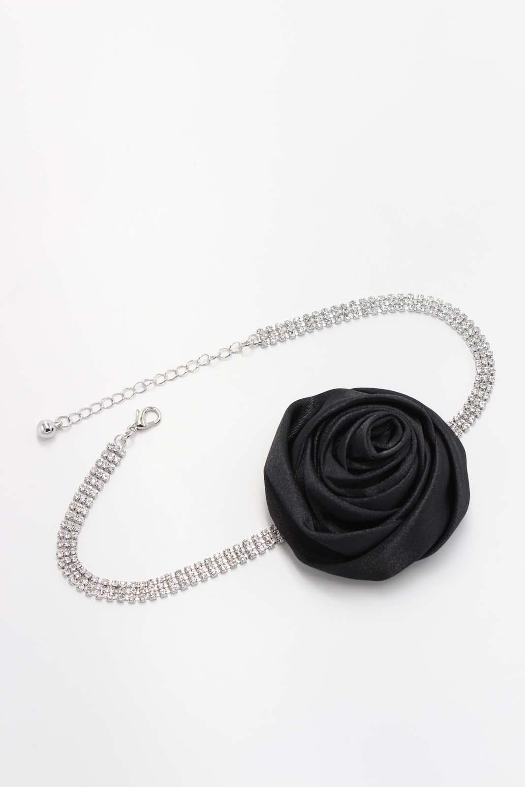 Zirkon Taşlı Gül Detaylı Choker Kolye
