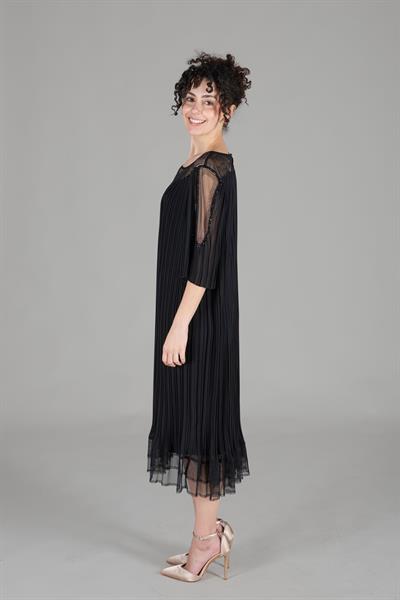 Oval Yaka Taşlı Piliseli Elbise