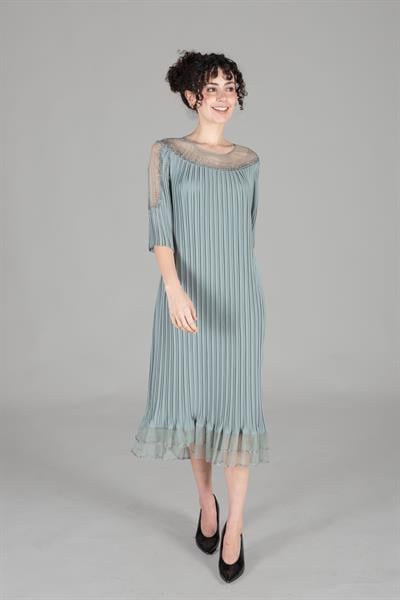 Oval Yaka Taşlı Piliseli Elbise