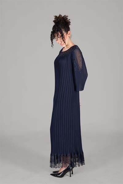 Oval Yaka Taşlı Piliseli Elbise