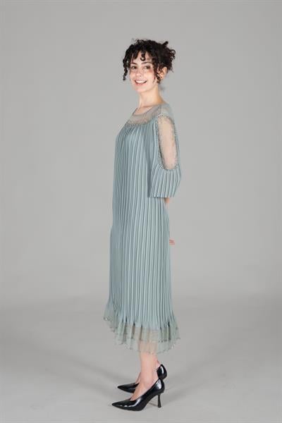 Oval Yaka Taşlı Piliseli Elbise