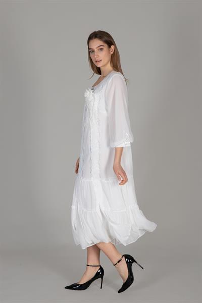 فستان شيفون مطرز بفتحة رقبة على شكل حرف V