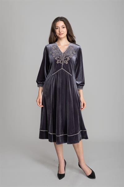 V Yaka Kadife Nakışlı Elbise