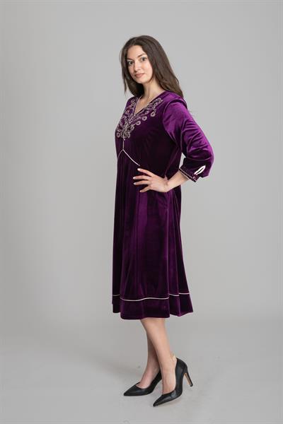 V Yaka Kadife Nakışlı Elbise