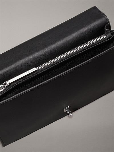 Calvin Klein 2807 Kadın Ck Elongated Omuz Çantası