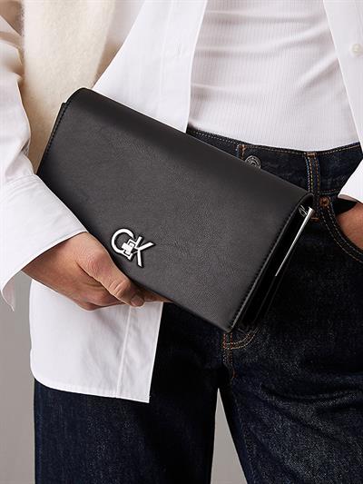 Calvin Klein 2807 Kadın Ck Elongated Omuz Çantası