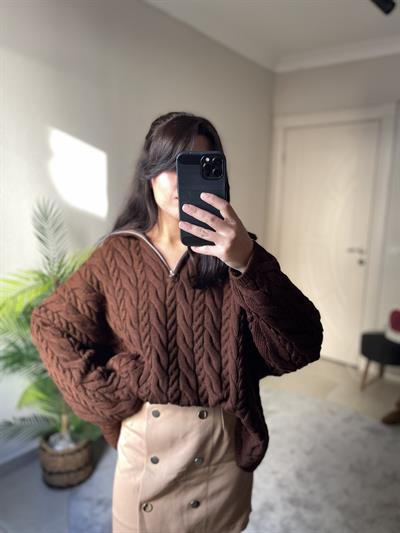 Saç örgü kahve kazak