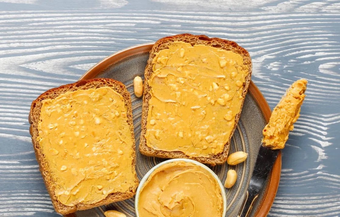 Fıstık ezmesi sürülmüş ekmek dilimleri