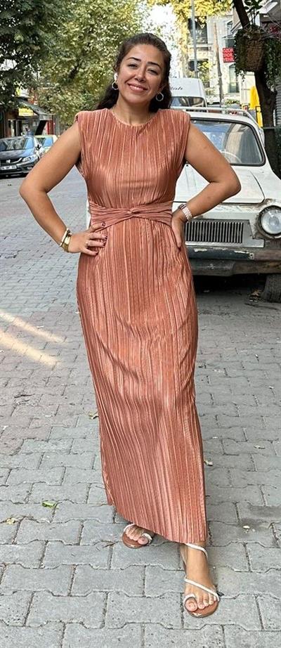 Pileli Vatkalı Elbise Bakır rengi  (Tam Kalıp)
