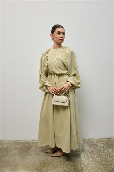 BÜZGÜLÜ KEMERLİ ELBİSE