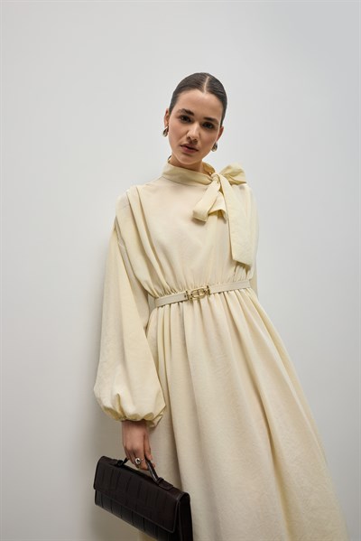 YAKASI BAĞLAMALI ELBİSE