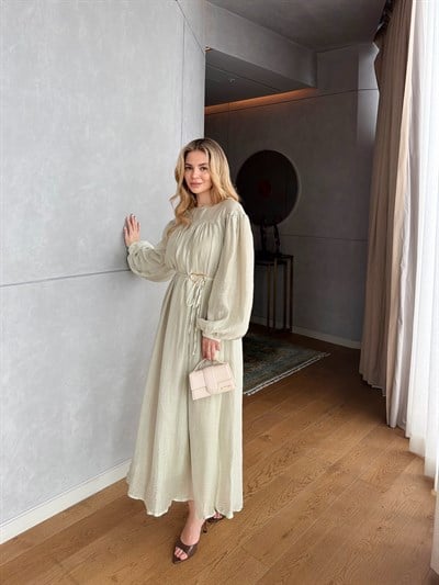 KEMER DETAYLI ELBİSE