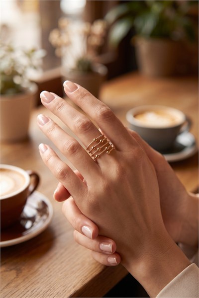 Pirinç Gold Renk Spiral Topçuklu Model Kadın Yüzük