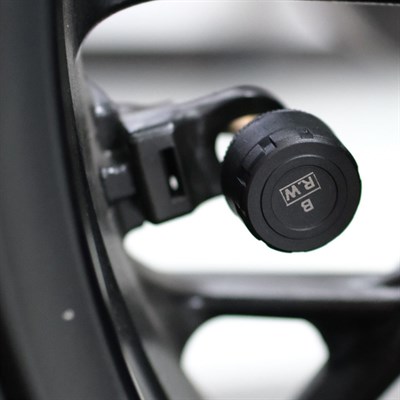 KNMASTER MOTOPLAY 1500 – 6.25” TPMS Sensörlü Kablosuz CarPlay & Android Auto Destekli Motosiklet Multimedya Ekranı