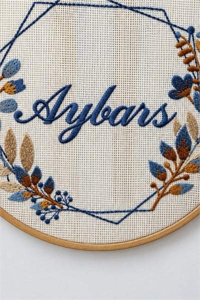 Kişiye Özel İsim Nakışlı Mavi Çiçekli Kasnak Kapı Süsü 26 cm