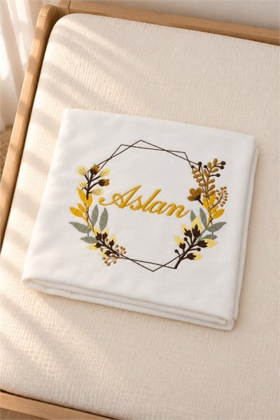 Kişiye Özel İsimli Sarı Botanik Nakışlı Pamuk Bebek Battaniyesi – 85 × 95 cm