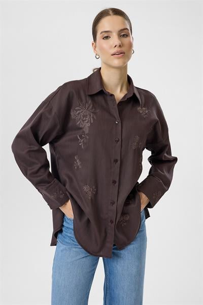 Nakışlı Yırtmaçlı Gabardin Gömlek
