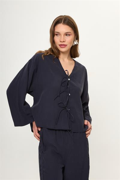 Lacivert V Yaka Önü Fiyonklu Kadın Bluz