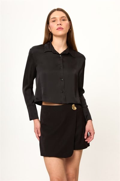 Geniş Manşetli Kısa Saten Gömlek